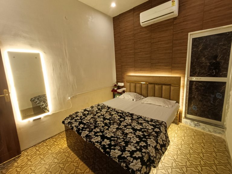 Best AC hotel room in Katihar near the Railway Station with premium bedding.