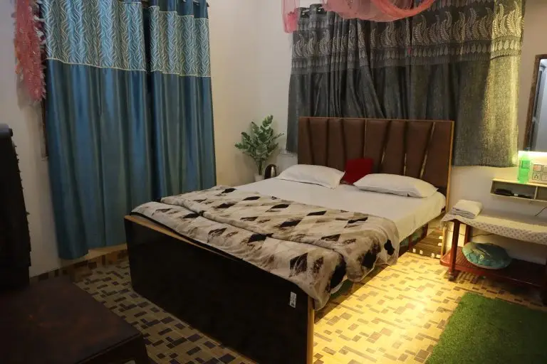 couple-friendly-ac-room-katihar-105
