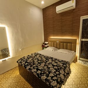 Best AC hotel room in Katihar near the Railway Station with premium bedding.